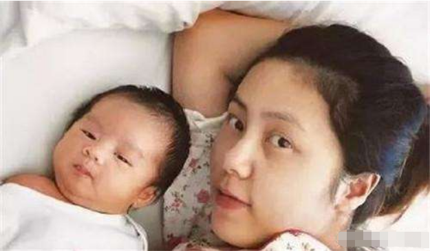 黄磊直言后悔生下三胎儿子，46岁的年龄差很无奈，引起家长共鸣