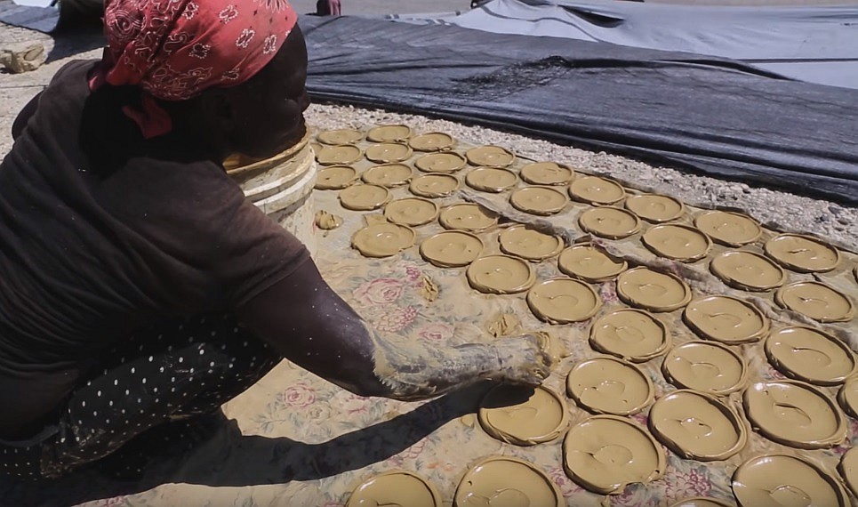 总统侵占全国90%资产,百姓穷到吃土惨死…这个国家宛