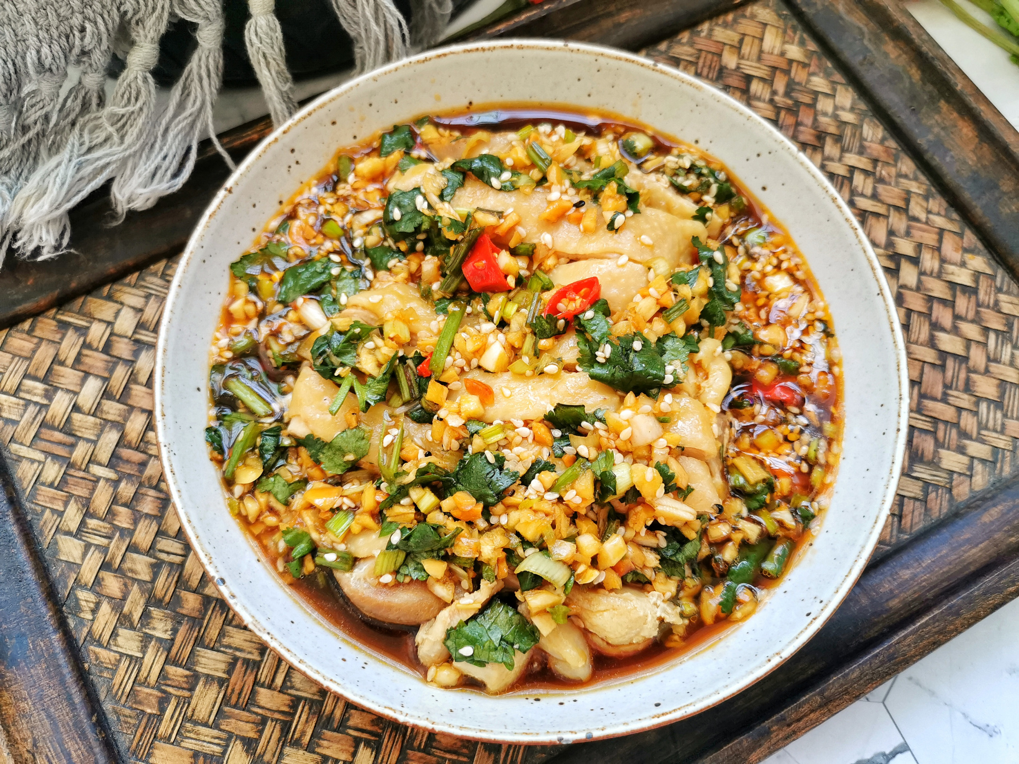 家常口水雞的做法，調配醬汁是關鍵，麻辣鮮香，上桌就掃光