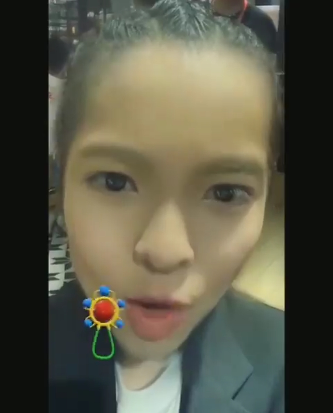 周杰伦晒有胡子的童颜照，撞脸雷佳音，萧敬腾调侃长得有点着急