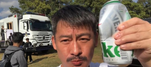 景岗山19岁儿子罕露面，五官过于精致立体，被赞是最帅星二代
