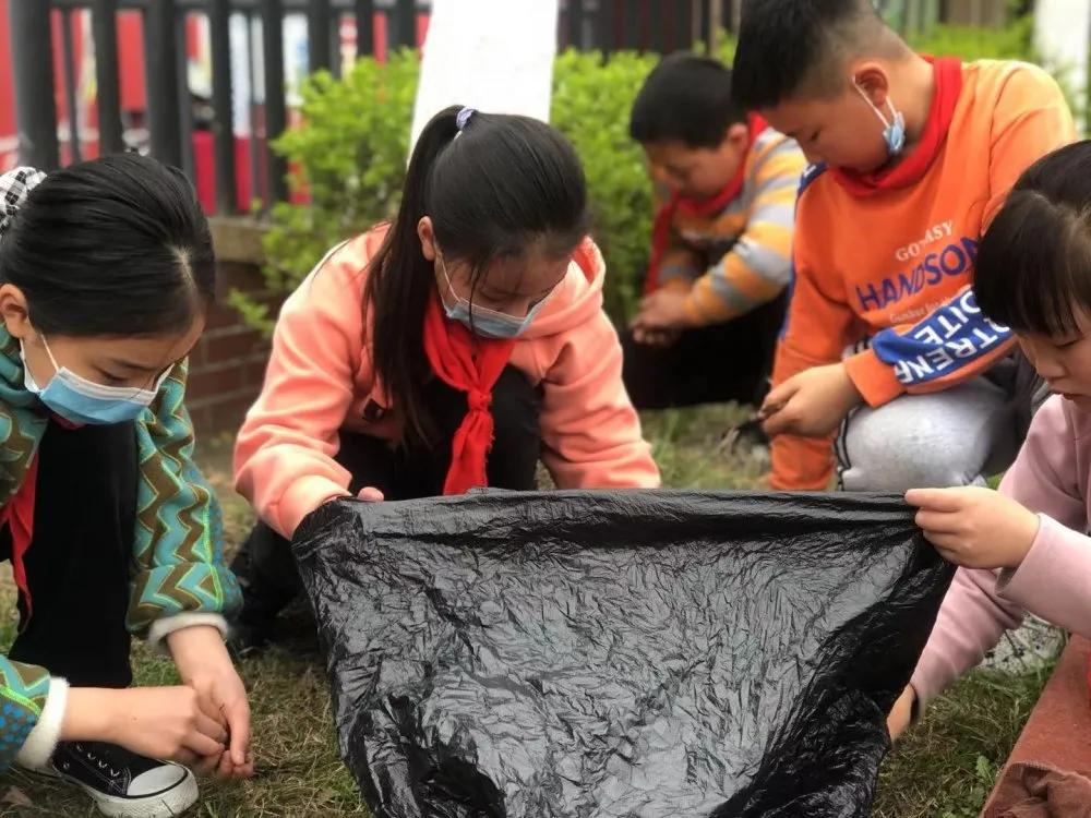 成都市双流区彭镇小学开展“向雷锋同志学习”主题教育活动