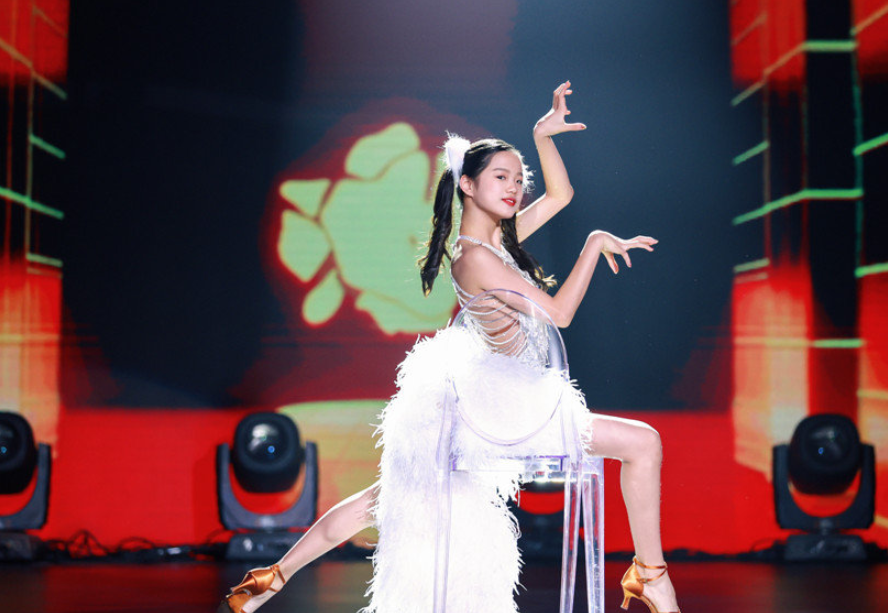 鐘麗緹二女兒穿露臍裝熱舞，動作利落女團範十足，五官立體顯高級