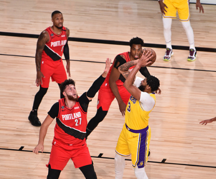 無人能擋！一眉哥踩到籃架扭腳狀態仍不減，三節狂轟31+11在場淨勝32分！（影）-黑特籃球-NBA新聞影音圖片分享社區