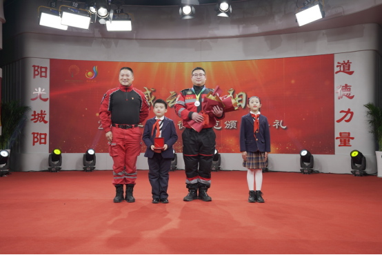山东省城阳区：举办“感动城阳”道德模范颁奖典礼