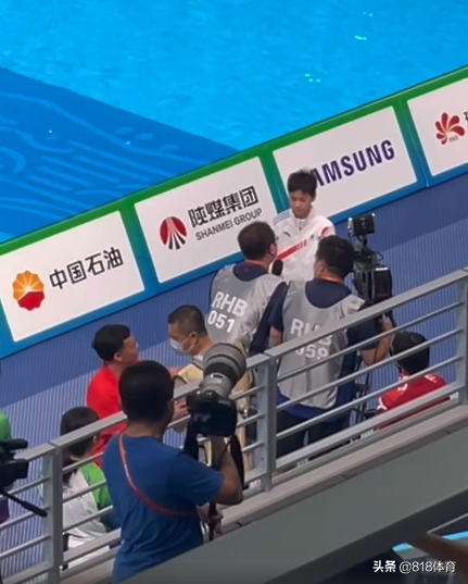 慈父！全红婵央视采访何威仪全程陪伴，送记者小红签名照为她铺路