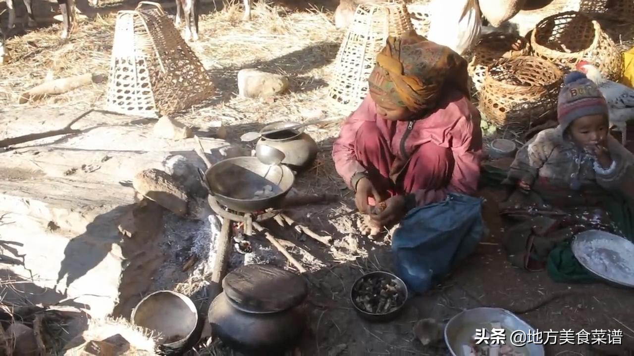 尼泊尔山区穷人家来客人，主人煮一锅大米饭，用牛肉干煮青菜招待