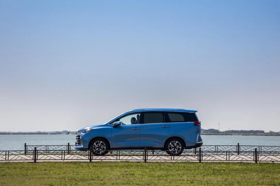 这款国产MPV空间宽大、配置丰富，售价却只要10万元