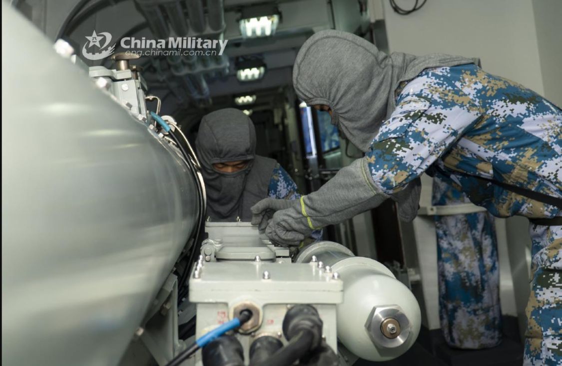 越来越像美军了：中国海军开始蒙面作战，我们也有了防闪爆头罩