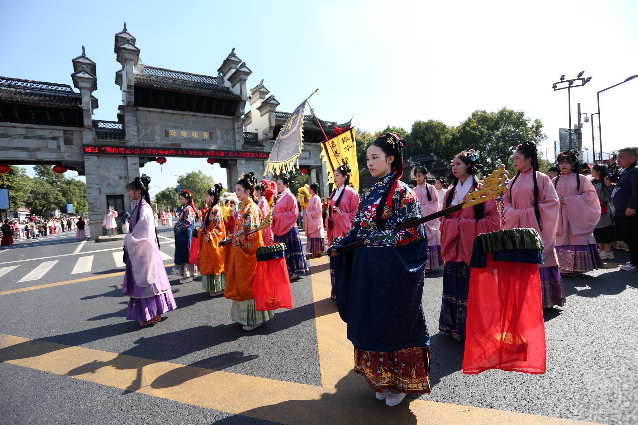 60亿汉服生意破圈：年轻人一年买30件，电商卖家苦熬价格战