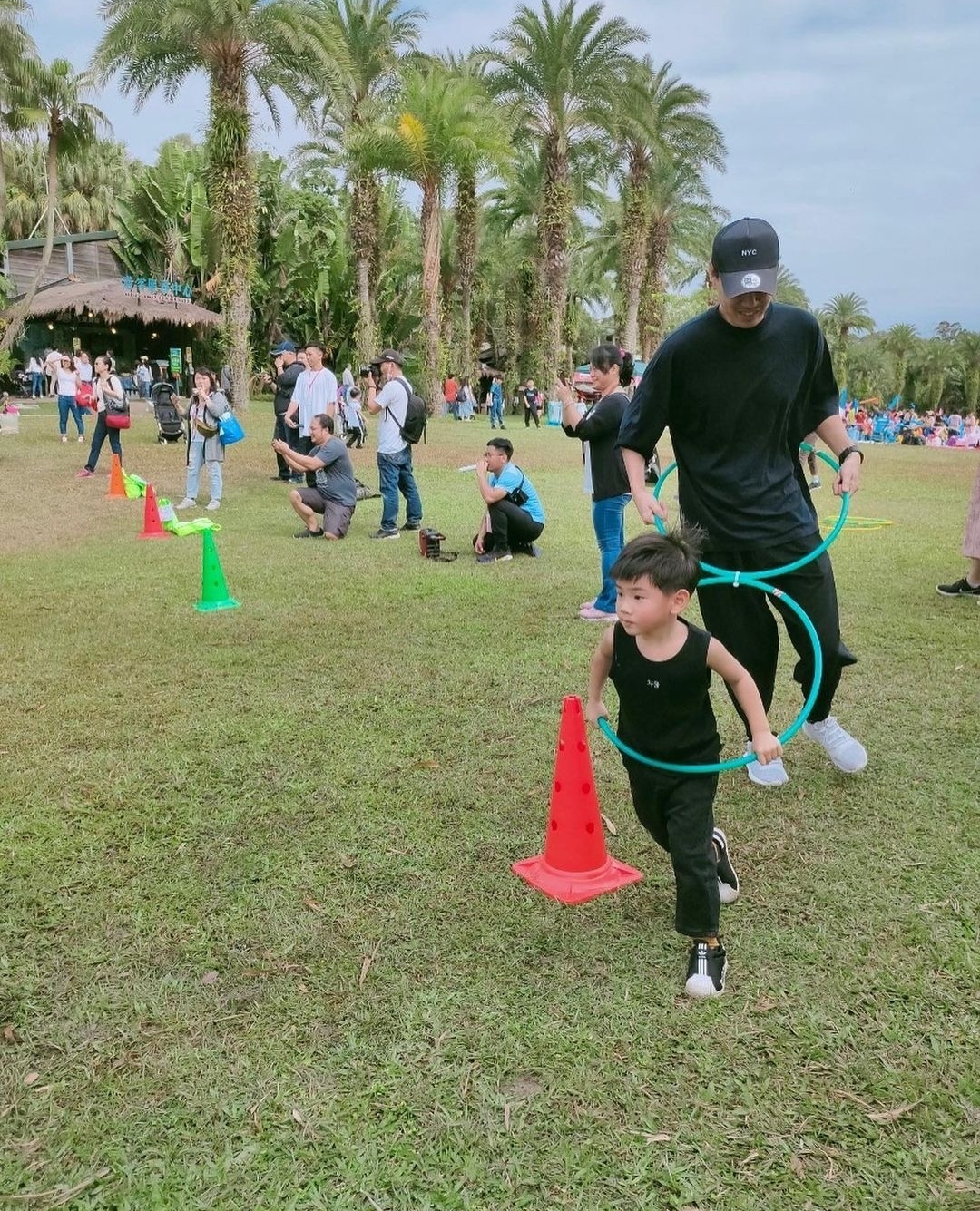 Ella曝光生產過程後，和老公陪兒子參加親子旅遊，直呼很治愈