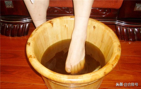 白醋泡腳的功效與作用（鹽水白醋泡腳的功效與作用）