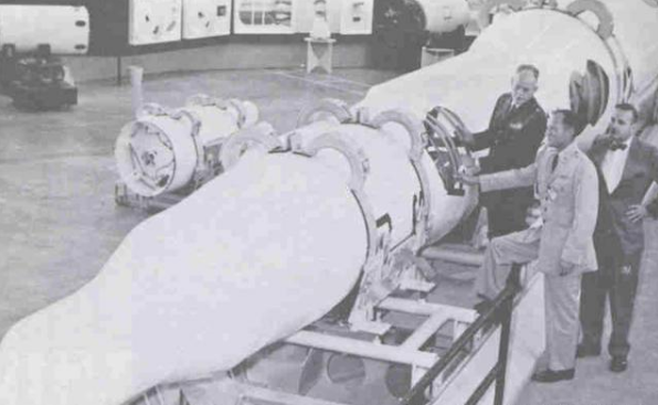 他帮美国人研制洲际导弹，加入美国国籍，晚年