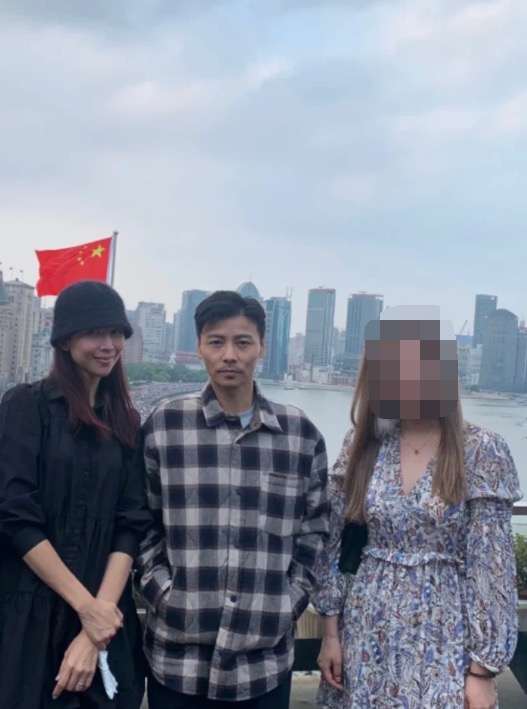 蔡少芬陈浩民两家聚会，在上海外滩被偶遇，指导孩子们摆拍超热闹
