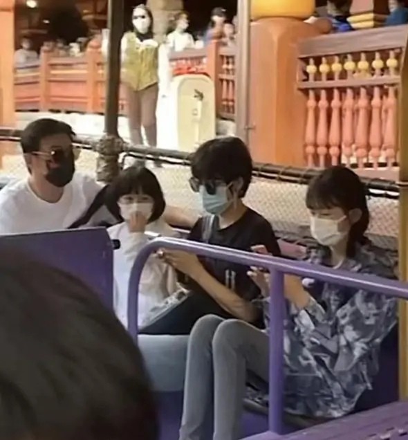 陆毅晒全家近照，鲍蕾带俩女儿出镜，一家四口共用一张脸？