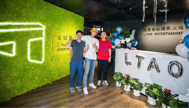 黄子韬爸爸追悼会举行，圈内好友仅赵奕欢现身，鹿晗和吴亦凡缺席