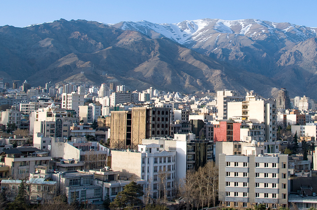 伊朗敢怼美国，为什么却不敢向以色列还击，任