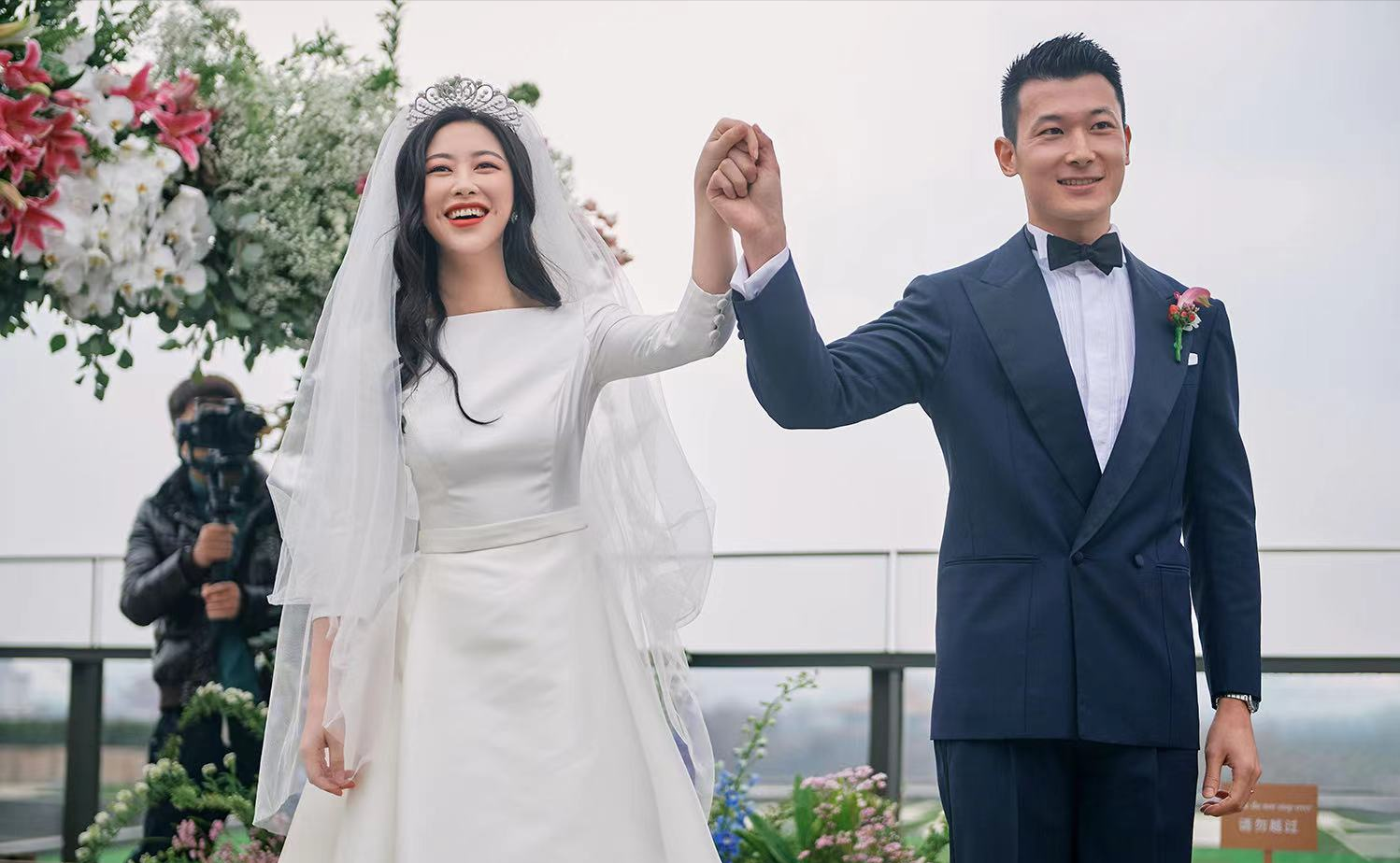 37岁的朱珠结婚了，从婚礼细节可以看出其中的端倪
