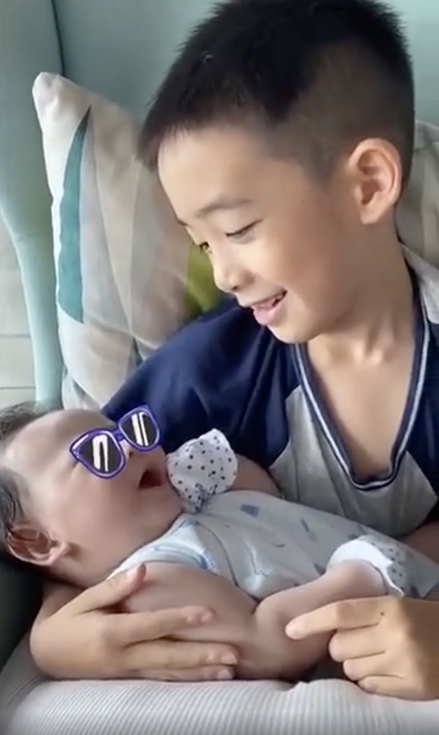 應采兒生二胎畫面曝光，哥哥給弟弟唱歌，HoHo牙牙學語像媽媽