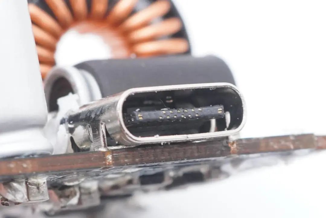 加油中国芯！拆解一款国产GaN器件的65W氮化镓快充