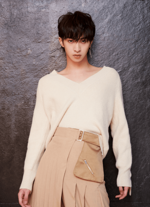 53岁伊能静与19岁儿子合体拍广告，母子穿亲子装同框像姐弟