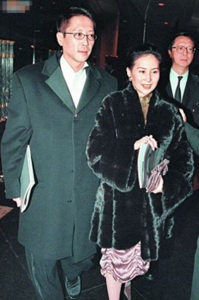 为何许晋亨和何超琼结婚花心依旧，和李嘉欣却