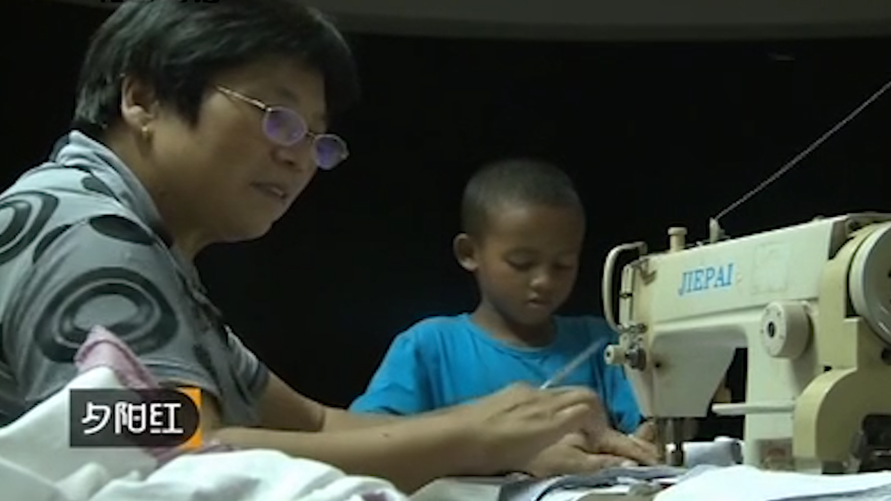 一个非洲黑人小孩，出现在中国一处偏远山村里，好心奶奶收养了他