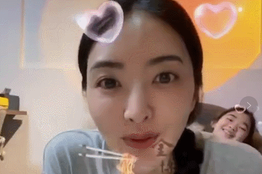 曹格老婆久违晒女儿，Grace躲妈妈身后甜笑抢镜，漂亮又有气质