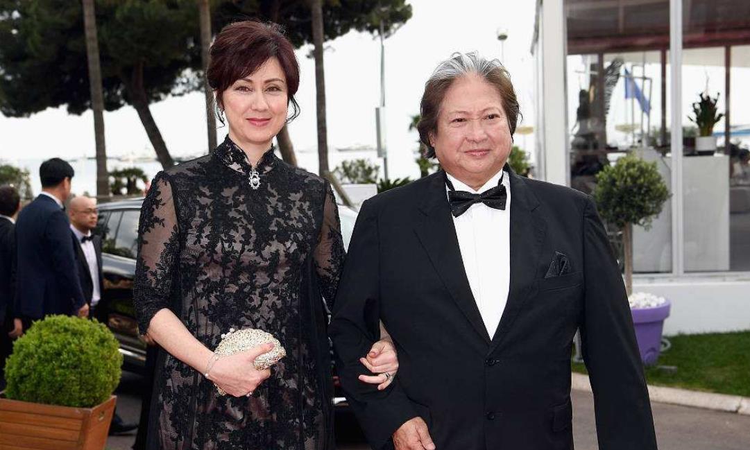 68岁洪金宝和老友聚会，瘦到脱相判若两人，身体