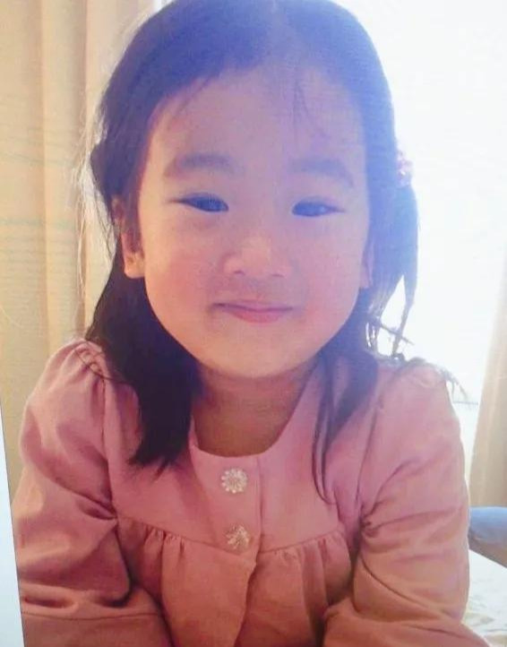 贾静雯一家五口出游，放肆晒梧桐妹正脸，身高超过妈模样却太像爸