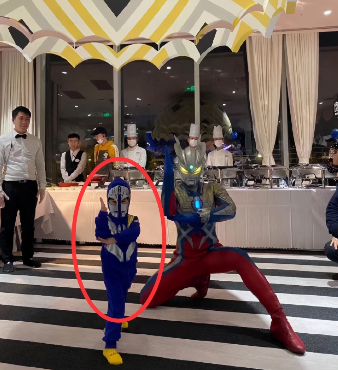 黃曉明43歲生日，兒子第一次為他唱生日歌，甜喊“爸爸我愛你”