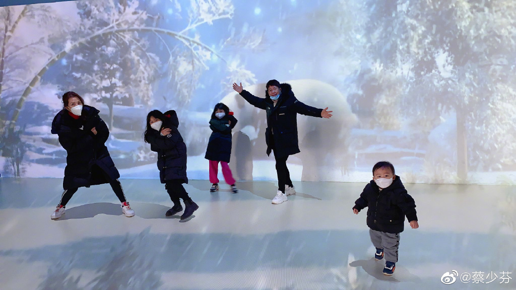蔡少芬和倆女兒做麵包有模有樣，小兒子在旁探頭探腦圍觀呆萌可愛