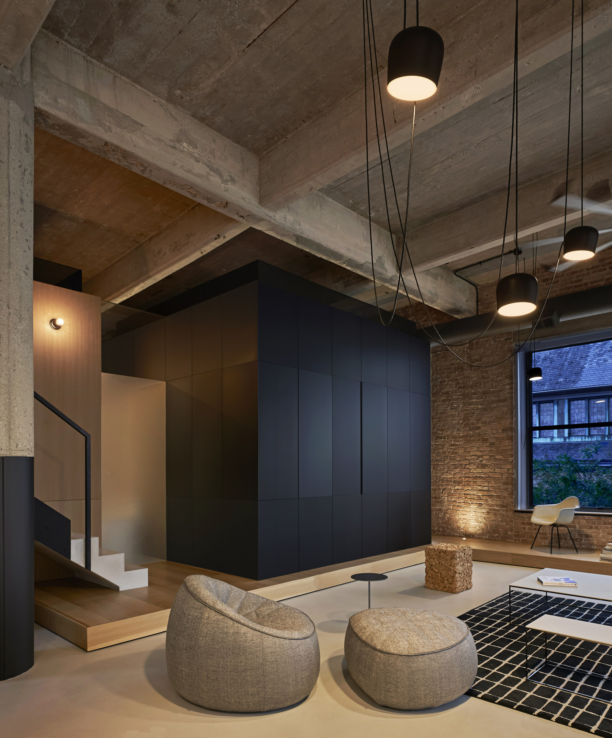 209m²工业风公寓，双层LOFT体量交错好似垂直园林