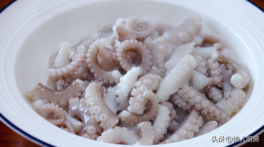 這是爆炒八爪魚的做法，水沸焯水就錯了，教你一招，吃起來不老