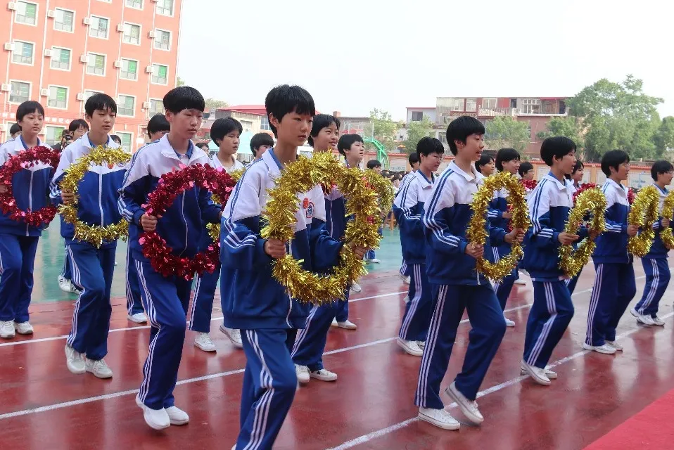 河北磁县朝阳学校隆重举行田径运动会，赛场燃烧激情，气势如虹
