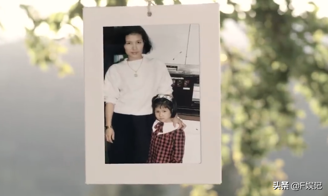 鍾嘉欣帶子女和媽媽同框出鏡賀母親節一家人牽手的背影合照很溫馨