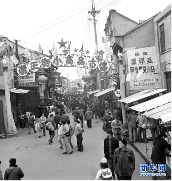 “年轻人，答应我，无论发生什么，都别去摆摊