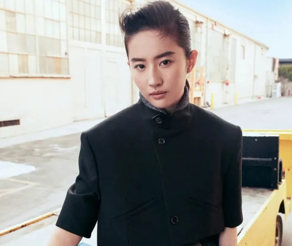 Liu Yifei pink delivers model too dazzle cruel, reflect evaluation polarization forcedly, is LV cameraman level insufficient? 