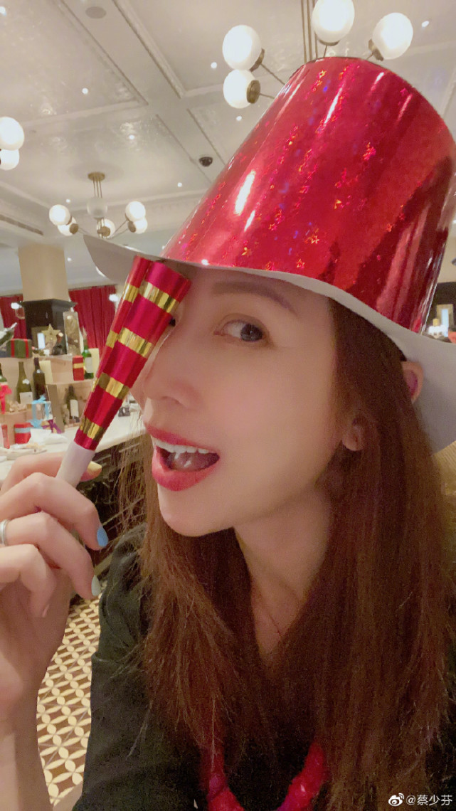 朱茵蔡少芬搞怪五连拍，素颜怼镜状态满分，堪称不老女神代名词