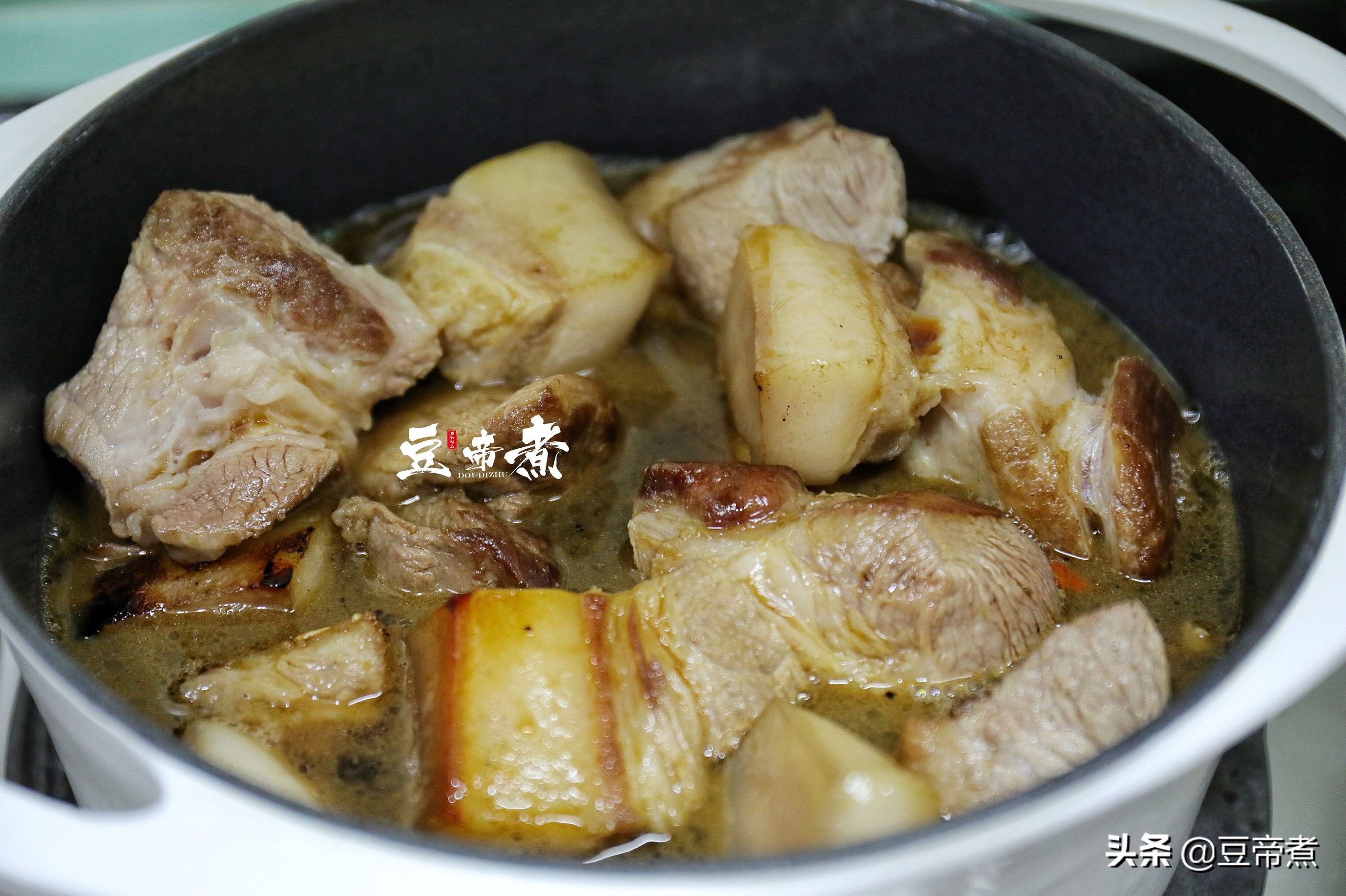 豬肉和它真相配，燜一燜味香肉醇好下飯，燜煮一鍋一頓就吃光光