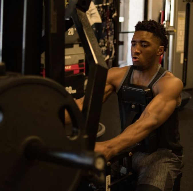 米切尔晒健身照：休赛期练出麒麟臂！17年状元却