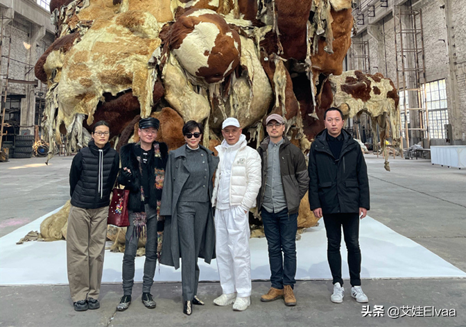 刘嘉玲携母拜佛祈福，穿连体裤靠边站，刘妈拎40万包不小心露富了