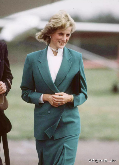 本以为戴安娜短发够美了，直到看见长发造型，