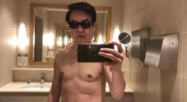 74黄百鸣老当益壮，冒雨携三位辣妹海上聚会，六块腹肌好抢镜