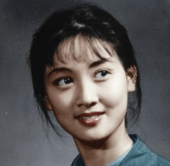 张国立晒夫妻年轻时候照片，在那个没有滤镜的年代，这才是真的美