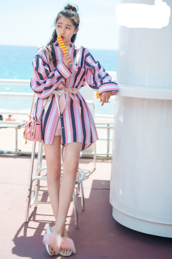 追星成功！关晓彤留言比伯被翻牌，激动发文：