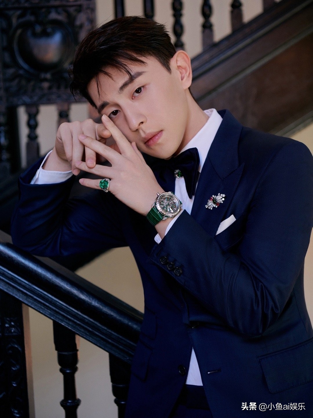 Deng Lunshu Qi is the same as casing handsome raise a key point, the fair maiden crouchs grab lens, one detail sees breeding is to install what do not come out