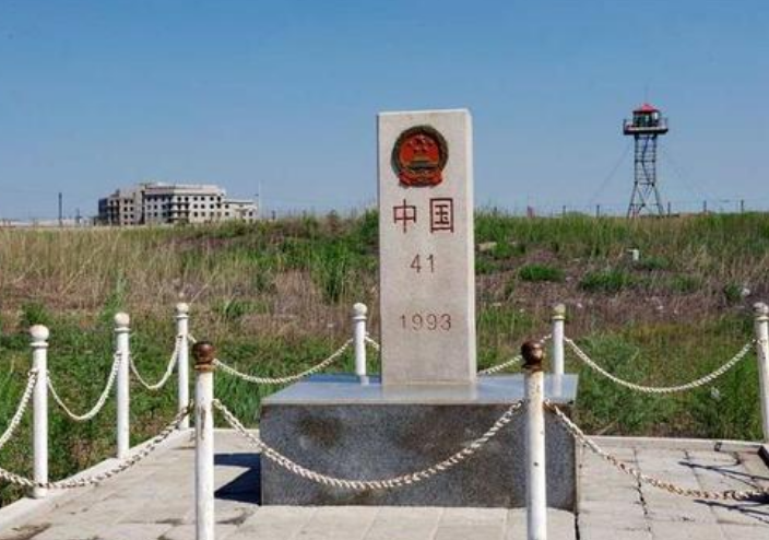 武警抓捕重犯时，如果犯人刚越过国界线，能从