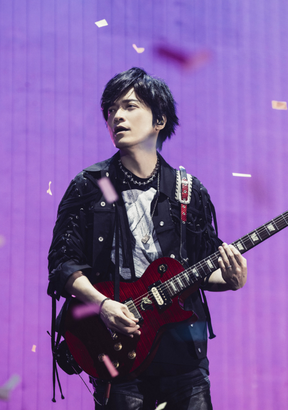 五月天怪兽官宣当爸，大方晒女儿正脸照，周杰伦阿信纷纷送祝福