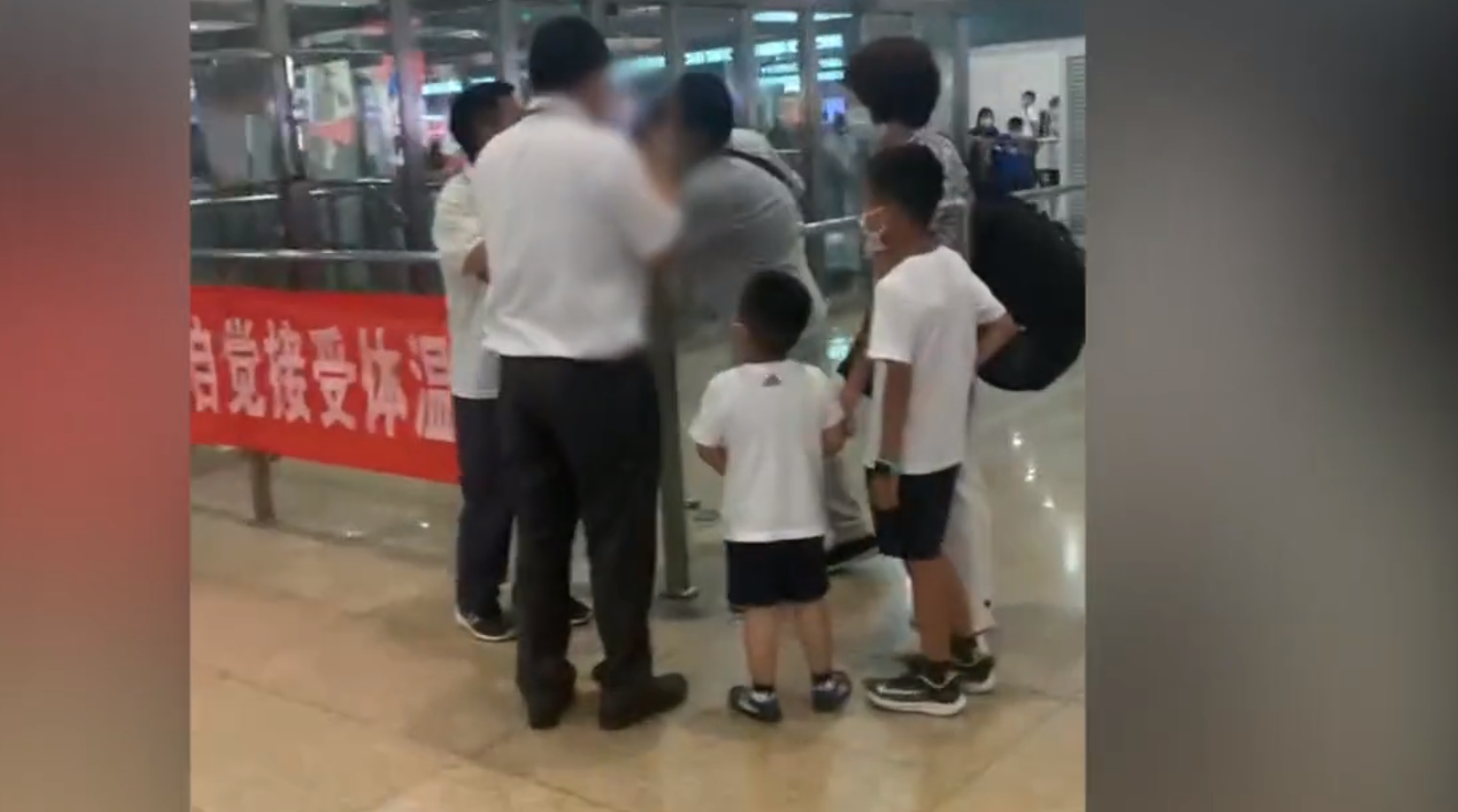“外地人到北京来就是重孙子！”北京南站两男子冲突，外地人遭扇巴掌辱骂